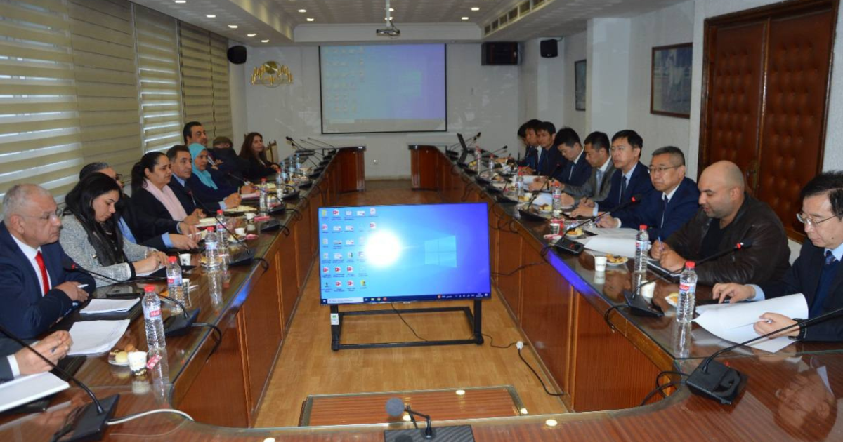 جلسة عمل مع وفد صيني